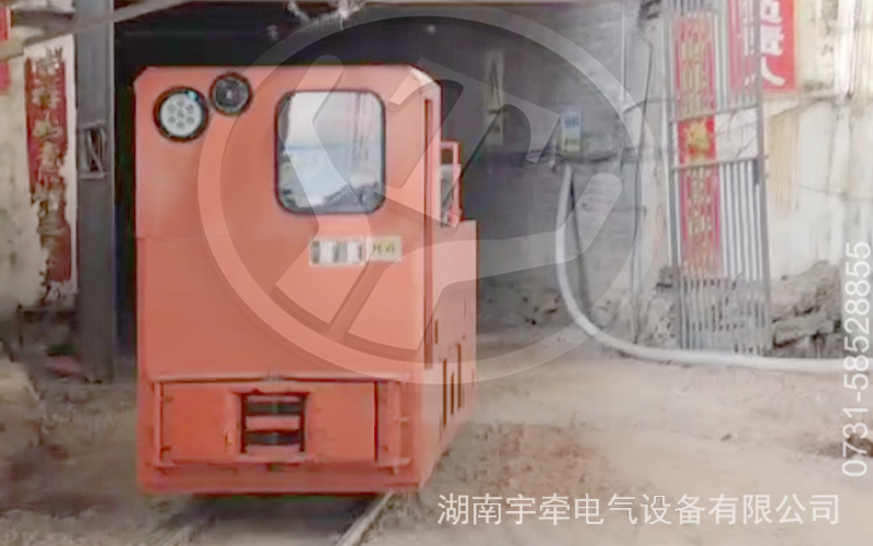 10吨架线式电机车投入矿山生产.jpg